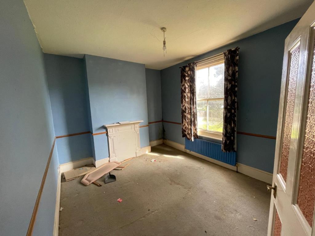 Lot: 37 - FREEHOLD BLOCK TWO LARGE THREE-BEDROOM FLATS - Flat one bedroom two